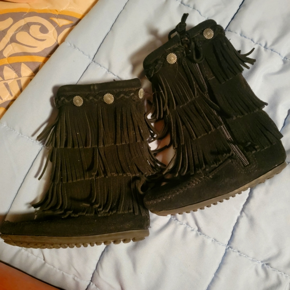 Minnetonka Toddler Girls 3 Layer Fringe Boots sz 10